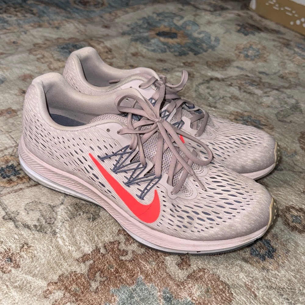 Nike Women Zoom Winflo 5 Running Shoes